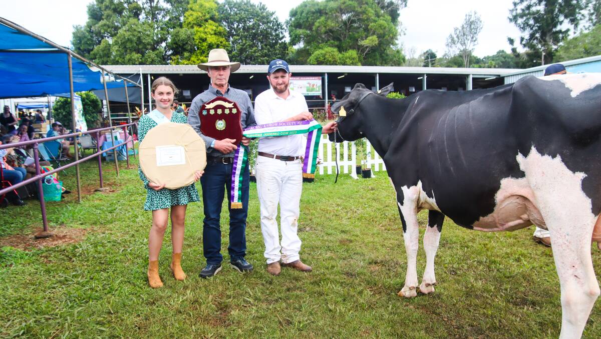 Supreme uddered cow went to Bevandale I Mac Paige, Bevandale Family Farming, Ravenshoe, represented by Henry Bevan. Amy Burtenshaw and Rodney Hartin, Long Lanes, pictured, at the presentation. Photo by Lea Coghlan