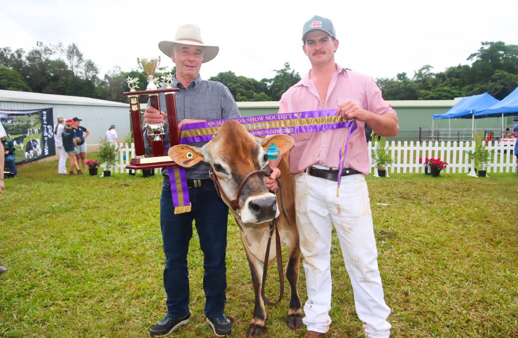 Supreme champion cow Long Lanes Narcissus with former owner Rodney Hartin, Long Lanes, and current owner Jerry English. Photo by Lea Coghlan