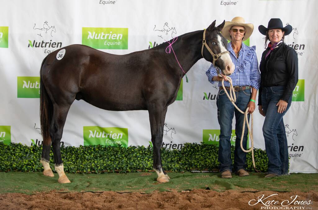  Liz Miller with Robyn O'Brien and RHD Dark Blue Moon who topped the sale at $47,500. 